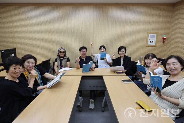 [천지일보=남승우 기자] 이종섭씨가 지난달 26일 함께 시나리오를 연습하는 시니어들과 밝은 표정으로 사진 촬영을 하고 있다. ⓒ천지일보 2025.10.22.