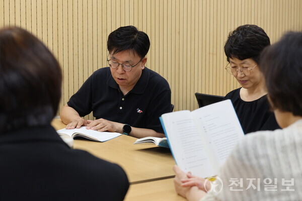 ​[천지일보=남승우 기자] 이종섭씨가 지난달 26일 성북50플러스센터에서 퇴직 후 인연을 맺은 시니어들과 함께 시나리오 연습을 하고 있다. ⓒ천지일보 2025.10.22.​