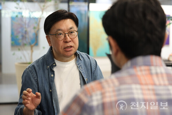 ​[천지일보=남승우 기자] 이종섭씨가 지난달 24일 서울 용산구 서울역 인근 카페에서 천지일보와 인터뷰를 하고 있다. ⓒ천지일보 2025.10.22.​