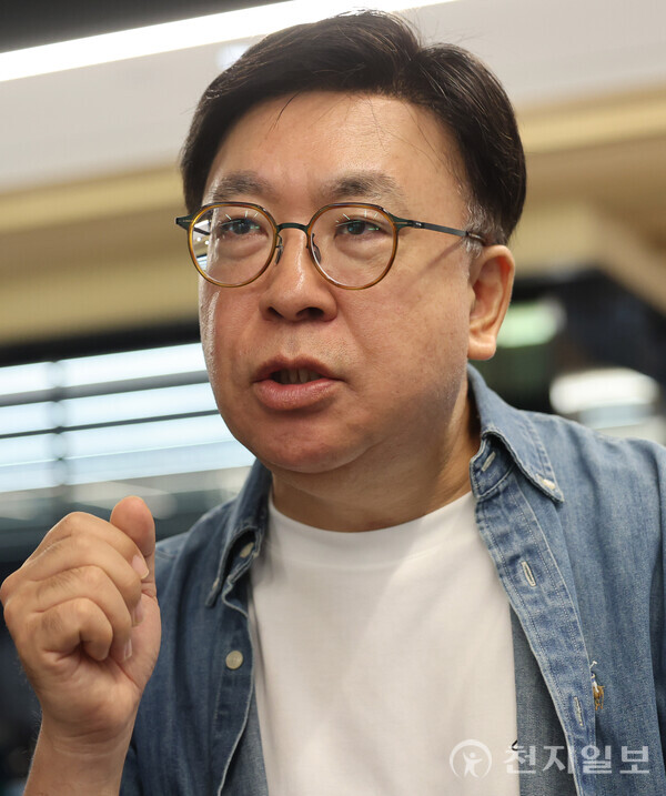 ​[천지일보=남승우 기자] 이종섭씨가 지난달 24일 서울 용산구 서울역 인근 카페에서 천지일보와 인터뷰를 하고 있다. ⓒ천지일보 2025.10.22.​