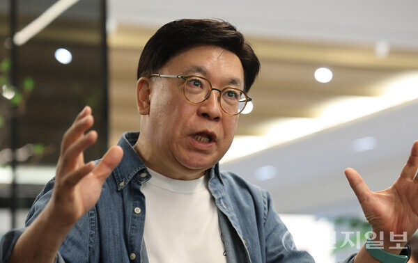 ​[천지일보=남승우 기자] 이종섭씨가 지난달 24일 서울 용산구 서울역 인근 카페에서 천지일보와 인터뷰를 하고 있다. ⓒ천지일보 2025.10.22.​