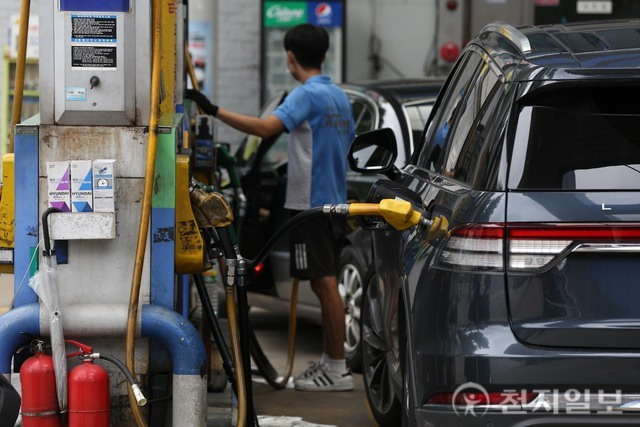 [천지일보=남승우 기자] 국내 기름값이 6주 연속 하락세를 보인 14일 오전 서울 시내의 한 주유소의 모습. ⓒ천지일보 2022.08.14