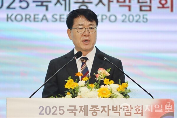 김정욱 농림축산식품부 농업혁신정책실장이 22일 전북 김제에서 열린 ‘2025 국제종자박람회’개막식에 참석해 종자업체 및 관계자들을 격려했다. (제공: 농식품부) ⓒ천지일보 2025.10.22.