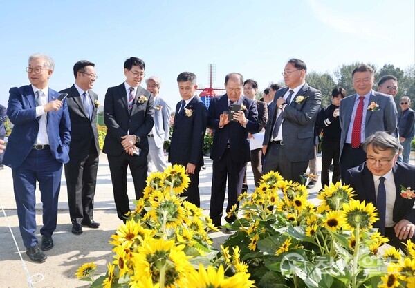 김정욱 농림축산식품부 농업혁신정책실장이 22일 전북 김제에서 열린 ‘2025 국제종자박람회’개막식에 참석해 종자업체 및 관계자들을 격려했다. (제공: 농식품부) ⓒ천지일보 2025.10.22.
