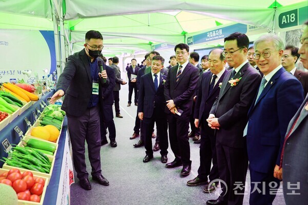 김정욱 농림축산식품부 농업혁신정책실장이 22일 전북 김제에서 열린 ‘2025 국제종자박람회’ 개막식에 참석해 종자업체 및 관계자들을 격려했다. (제공: 농식품부) ⓒ천지일보 2025.10.22.