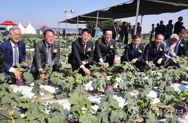 김정욱 농림축산식품부 농업혁신정책실장이 22일 전북 김제에서 열린 ‘2025 국제종자박람회’ 개막식에 참석해 종자업체 및 관계자들을 격려했다. (제공: 농식품부) ⓒ천지일보 2025.10.22.