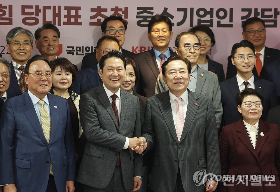 국민의힘 장동혁 당대표(앞줄 왼쪽 두 번째)와 김기문 중소기업중앙회장이 22일 오후 여의도 중소기업중앙회에서 열린 간담회에서 참석자들과 기념촬영을 하고 있다. (제공: 중소기업중앙회)