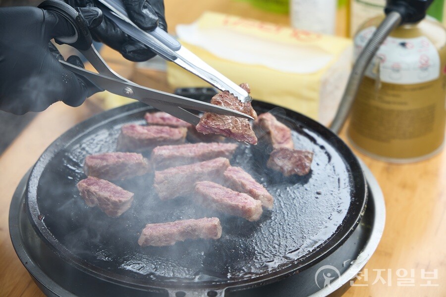 한우자조금관리위원회는 ‘2025 스노우피크 가을 설봉제’에서 한우 굿즈 전시 및 증정 이벤트를 진행했다. 어린이와 가족 방문객들이 현장에서 직접 굿즈를 체험하고 있다. (제공: 한우자조금관리위원회)