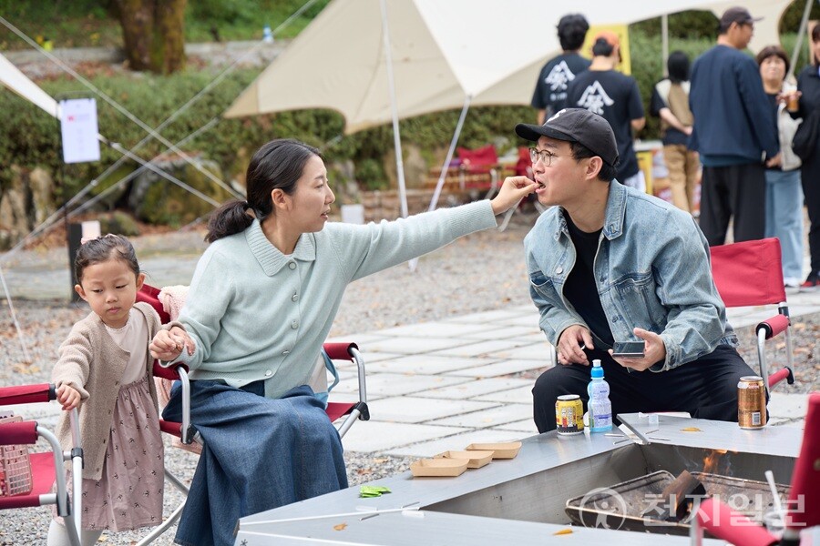 가족 단위 방문객이 한우 시식 후 즐거운 캠핑 시간을 보내고 있다. 한우자조금은 ‘캠핑=한우’라는 메시지를 전달하며 소비자와 소통했다. (제공: 한우자조금관리위원회)