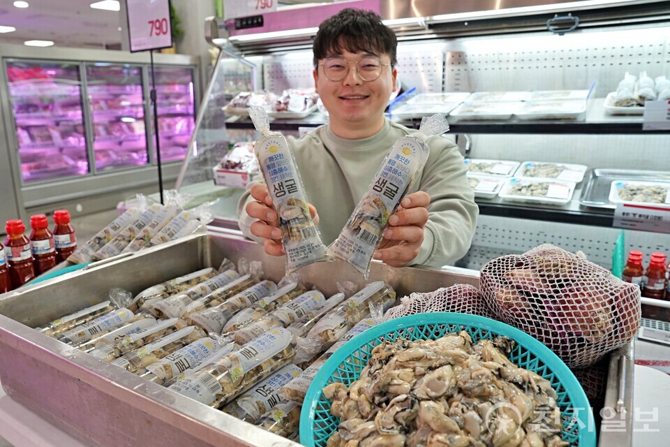 21일 서울 송파구 롯데마트 제타플렉스 잠실점 수산 코너에서 이양규 롯데마트 수산 MD가 2025년산 생굴을 홍보하고 있다. 이번 생굴은 남해안 산지에서 직송되며 해양심층수 포장으로 신선도를 높였다. (제공: 롯데마트)