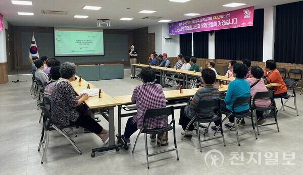 경남 사천시가 노인일자리사업의 효율적인 운영방안을 모색한다. 사진은 노인일자리사업 평가회를 진행하는 모습. (제공: 사천시청) ⓒ천지일보 2025.10.22.