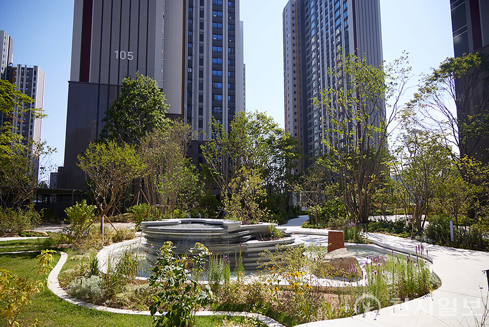 ‘그린바이그루브(GREEN X GROOVE)’ 정원 전경. (제공: 롯데건설) ⓒ천지일보 2025.10.22.