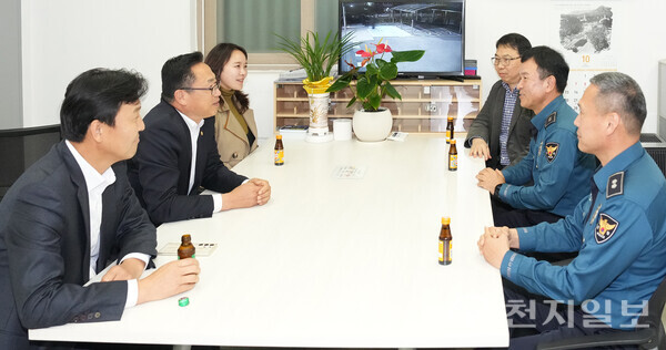 아산시의회가 22일 ‘제80주년 경찰의 날’을 맞아 온천지구대를 방문해 지역 치안을 담당하는 경찰관들의 의견과 애로사항을 청취하고 있다. (제공: 아산시의회) ⓒ천지일보 2025.10.23.