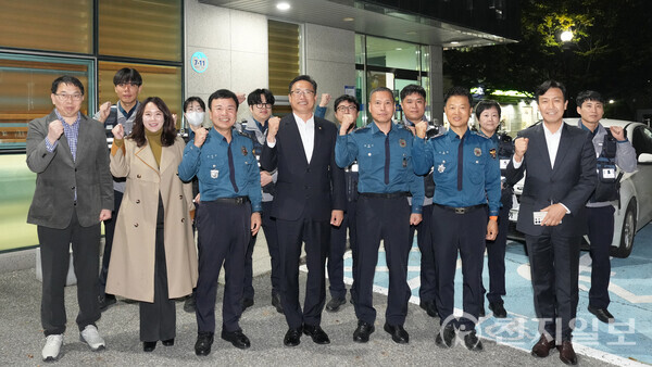 아산시의회가 22일 ‘제80주년 경찰의 날’을 맞아 온천지구대를 방문해 치안담당 경찰관들의 의견과 애로사항을 청취 후 기념 촬영하고 있다. (제공: 아산시의회) ⓒ천지일보 2025.10.23.