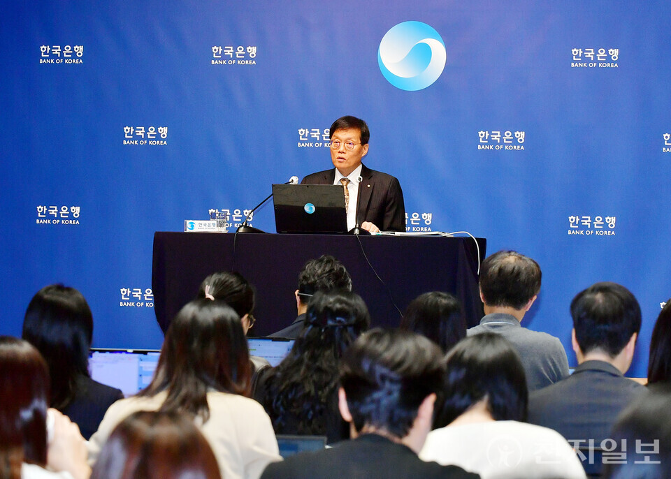 [천지일보=남승우 기자] 이창용 한국은행 총재가 23일 서울 중구 한국은행에서 금융통화위원회 본회의를 마친 뒤 기자간담회를 하고 있다. 한은 금통위는 통화정책방향 회의에서 기준금리 수준을 현재의 연 2.50%로 유지하기로 했다. 이는 지난 7월과 8월에 이은 3연속 동결이다. (사진공동취재단) ⓒ천지일보 2025.10.23.