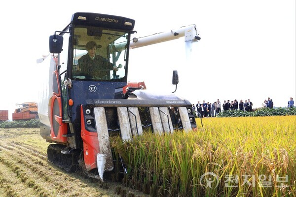 송미령 농식품부 장관이 23일 오전 충북 청주시 청원구 오창읍 소재 청원생명농협쌀조합공동사업법인을 방문했다. (제공: 농식품부) ⓒ천지일보 2025.10.23.