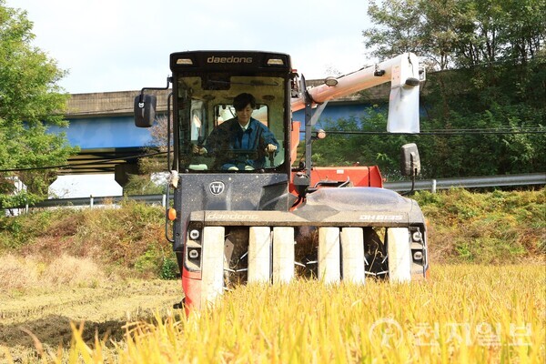 송미령 농식품부 장관이 23일 오전 충북 청주시 청원구 오창읍 소재 청원생명농협쌀조합공동사업법인을 방문했다. (제공: 농식품부) ⓒ천지일보 2025.10.23.