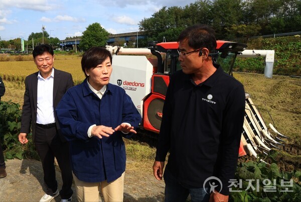 송미령 농식품부 장관이 23일 오전 충북 청주시 청원구 오창읍 소재 청원생명농협쌀조합공동사업법인을 방문했다. (제공: 농식품부) ⓒ천지일보 2025.10.23.