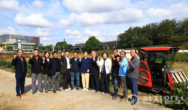 송미령 농식품부 장관이 23일 오전 충북 청주시 청원구 오창읍 소재 청원생명농협쌀조합공동사업법인을 방문했다. (제공: 농식품부) ⓒ천지일보 2025.10.23.