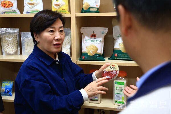 송미령 농식품부 장관이 23일 오전 충북 청주시 청원구 오창읍 소재 청원생명농협쌀조합공동사업법인을 방문했다. (제공: 농식품부) ⓒ천지일보 2025.10.23.