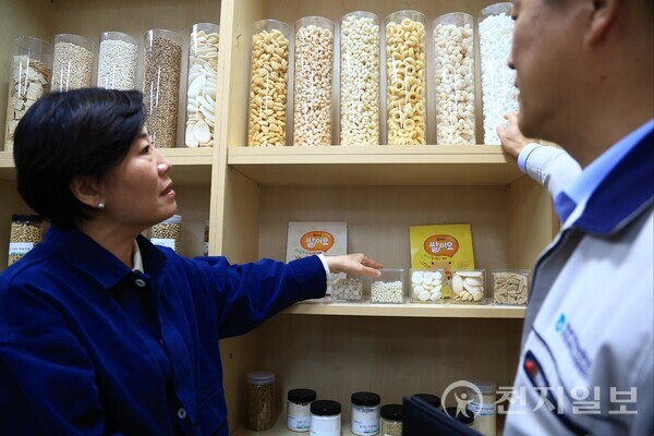 송미령 농식품부 장관이 23일 오전 충북 청주시 청원구 오창읍 소재 청원생명농협쌀조합공동사업법인을 방문했다. (제공: 농식품부) ⓒ천지일보 2025.10.23.