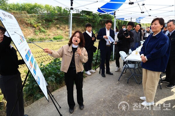 송미령 농식품부 장관이 23일 오전 충북 청주시 청원구 오창읍 소재 청원생명농협쌀조합공동사업법인을 방문했다. (제공: 농식품부) ⓒ천지일보 2025.10.23.