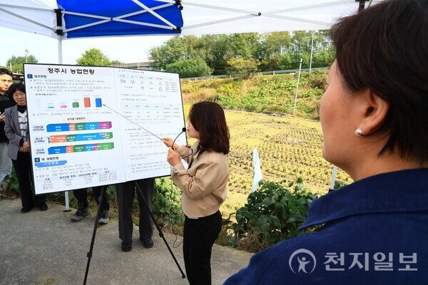 송미령 농식품부 장관이 23일 오전 충북 청주시 청원구 오창읍 소재 청원생명농협쌀조합공동사업법인을 방문했다. (제공: 농식품부) ⓒ천지일보 2025.10.23.