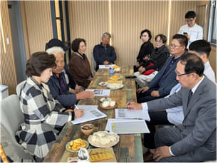 박선영 진실화해위원장이 23일 전남 영암지역 민간인 희생사건 현장을 방문하고 있다. (제공: 진실화해위원회)