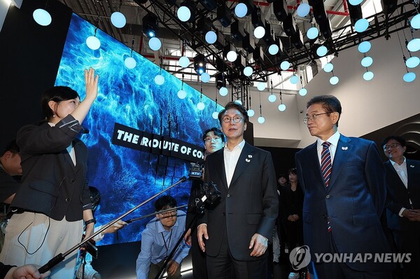 김민석 국무총리가 23일 경상북도 경주시 엑스포공원에 마련된 APEC 정상회의 경제 전시장을 방문, 첨단미래산업관을 둘러보고 있다. 2025.10.23 (출처: 연합뉴스)