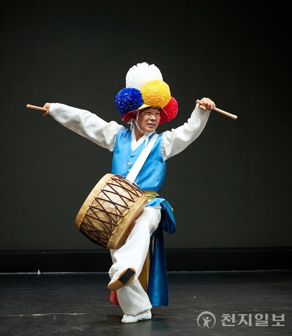 전라남도 무형문화재 제18호로 지정된 진도북놀이 예능보유자 김병천 명인이 무대에서 장성천류의 투박하면서도 자연스러운 흥을 선보이고 있다. (제공: 김병천 진도북놀이 예능보유자)ⓒ천지일보 2025.10.24.