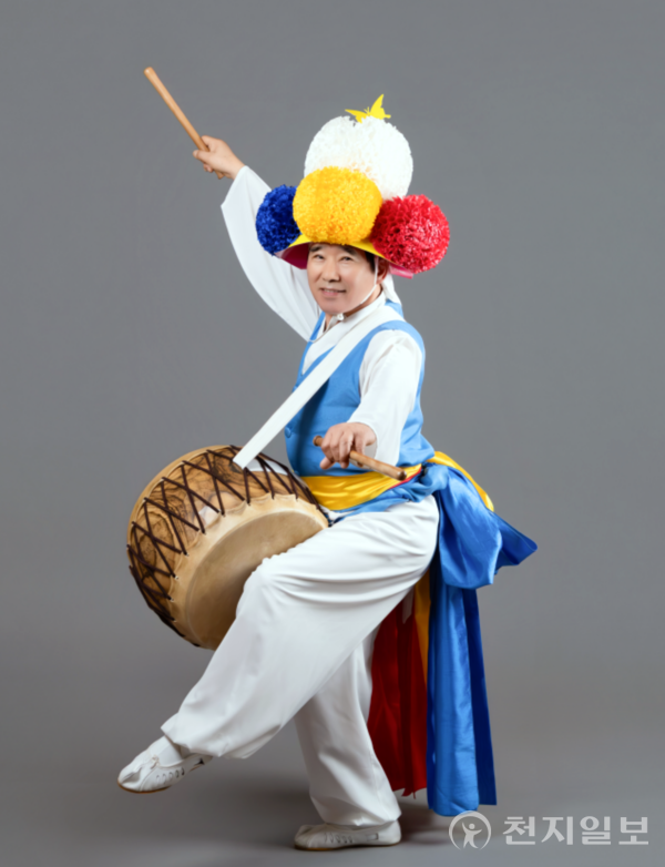 전라남도 무형문화재 제18호로 지정된 진도북놀이 예능보유자 김병천 명인이 무대에서 장성천류의 투박하면서도 자연스러운 흥을 선보이고 있다. (제공: 김병천 진도북놀이 예능보유자)ⓒ천지일보 2025.10.23.