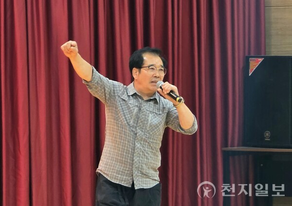 [천지일보 진도=천성현 기자] 전라남도 무형문화재 제18호로 지정된 진도북놀이 예능보유자 김병천 명인이 전남 진도군 무형문화재전수관에서 제자들을 가르치고 있다.ⓒ천지일보 2025.10.24.