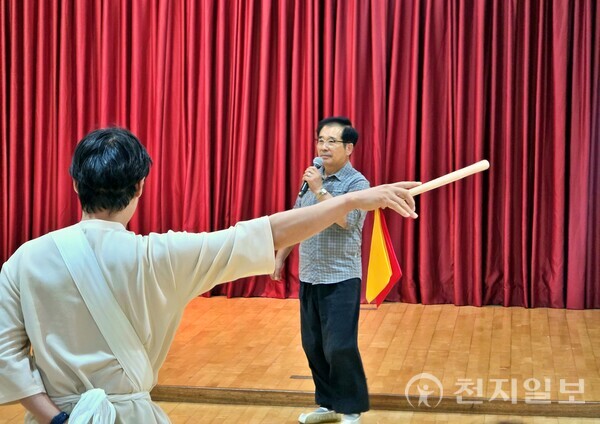 [천지일보 진도=천성현 기자] 전라남도 무형문화재 제18호로 지정된 진도북놀이 예능보유자 김병천 명인이 전남 진도군 무형문화재전수관에서 제자들을 가르치고 있다.ⓒ천지일보 2025.10.24.