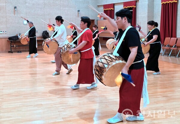 [천지일보 진도=천성현 기자] 전라남도 무형문화재 제18호로 지정된 진도북놀이 예능보유자 김병천 명인의 제자들이 전남 진도군 무형문화재전수관에서 수업에 참여하고 있다.ⓒ천지일보 2025.10.24.