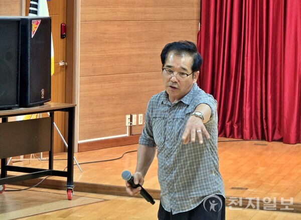 [천지일보 진도=천성현 기자] 전라남도 무형문화재 제18호로 지정된 진도북놀이 예능보유자 김병천 명인이 전남 진도군 무형문화재전수관에서 제자들을 가르치고 있다.ⓒ천지일보 2025.10.24.