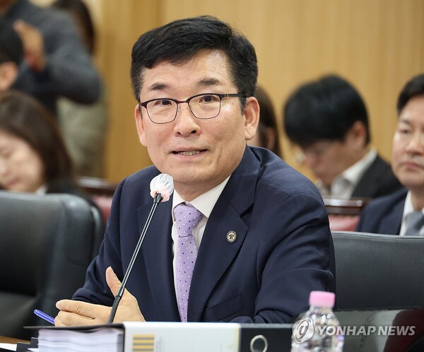 윤건영 충북교육감이 23일 충북대학교에서 열린 국회 교육위원회 국정감사에서 질의에 답변하고 있다. (출처: 연합뉴스)