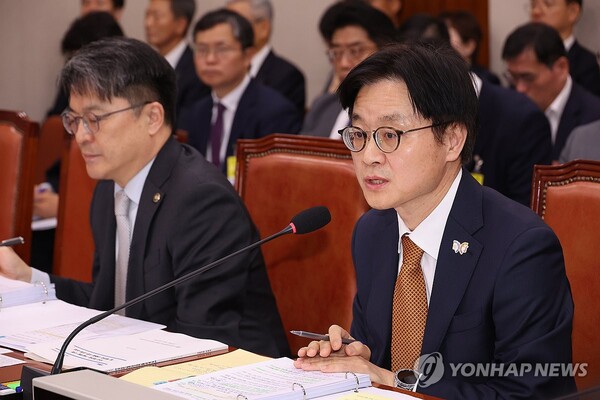 김정관 산업통상부 장관이 24일 서울 여의도 국회 산업통상자원중소벤처기업위원회에서 열린 국정감사에서 의원 질의에 답하고 있다. (출처: 연합뉴스)