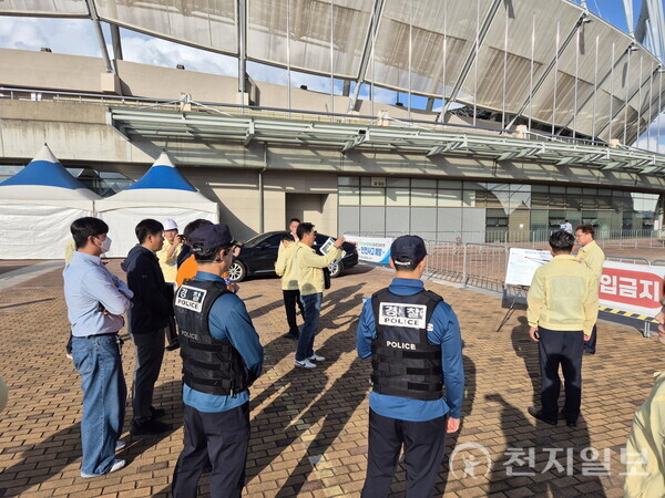 경남 진주시가 24일 국제농식품박람회를 앞두고 마지막 점검을 진행한다. 사진은 안전점검을 진행하는 현장 모습. (제공: 진주시청) ⓒ천지일보 2025.10.24.