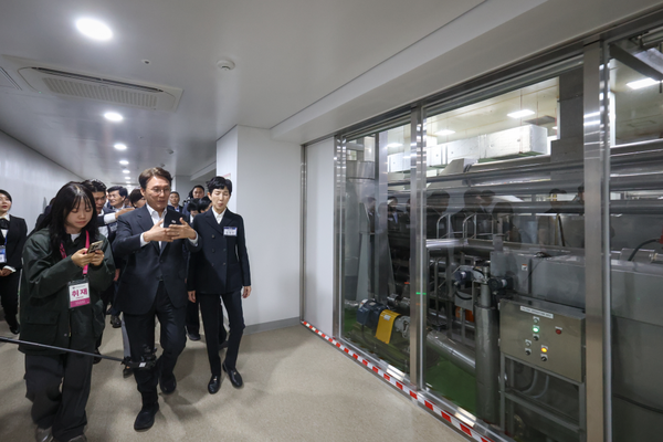 김민석 총리가 24일 경상남도 밀양시 삼양식품공장을 방문, 제조 공정을 살펴보고 있다. (제공: 국무총리실)