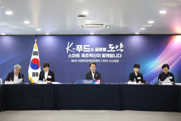 김민석 총리가 24일 경상남도 밀양시 삼양식품공장에서 열린 국정현안관계장관회의를 주재, 모두발언을 하고 있다. (제공: 국무총리실)