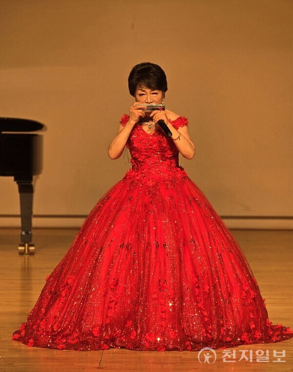 [천지일보=이성애 기자] 하모니카 연주계의 거장 한지희 국제하모니카교육협회 회장이 25일 서울 용산아트홀 대극장에서 열린 연주회에서 하모니카를 불고 있다. ⓒ천지일보 2025.10.25.