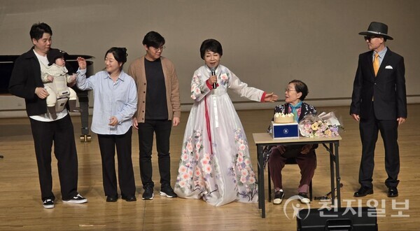 이날 공연에는 90세 노모와 손자까지 참석해 4대가 한자리에 모였으며, 어머니의 생일 케이크를 함께 자르는 장면은 관객들에게 따뜻한 감동을 선사했다. ⓒ천지일보 2025.10.25.