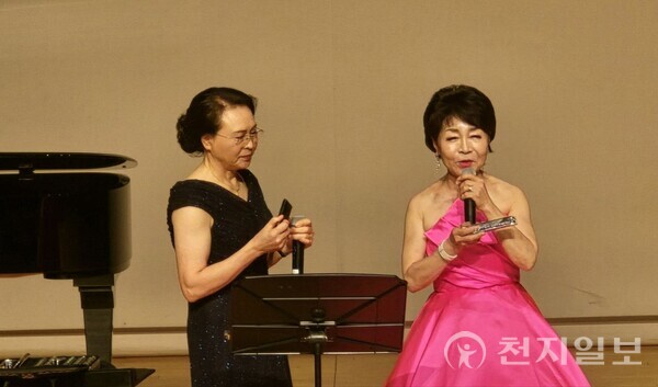 [천지일보=이성애 기자] 하모니카 연주계의 거장 한지희(국제하모니카교육협회 회장)아티스트가 음악인생 50주년을 기념하는 콘서트를 열고 반세기 음악 여정을 관객과 함께했다. ⓒ천지일보 2025.10.25.