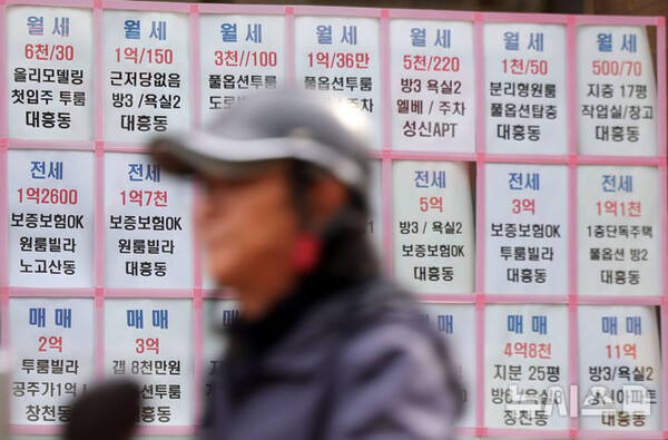 서울 아파트 평균 월세가 144만원을 기록하며 역대 최고치를 경신했다. 21일 한국부동산원에 따르면 지난달 서울 아파트 평균 월세는 144만원으로 집계돼 월별 기준 역대 최대치를 기록했다. 이는 올해 1월(134만원)보다 10만원가량 상승한 수치다. 6.27 대출 규제가 주택담보대출 한도를 6억원으로 제한하면서 내 집 마련 수요를 억제했고, 그 결과 전세 계약을 유지하거나 갱신하려는 세입자들이 늘었다는 분석이다. (출처: 뉴시스)