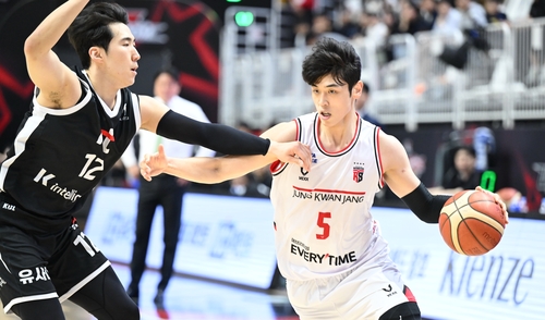 정관장 변준형(5번)이 돌파를 시도하고 있다. (출처:KBL)