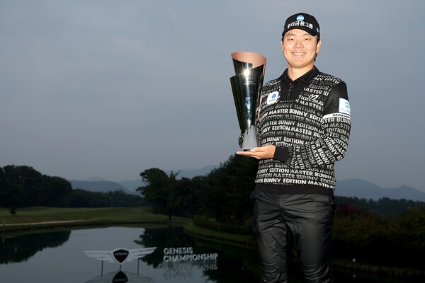 이정환이 우승 컵을 안고 기념 촬영 하고 있다. (출처:KPGA)