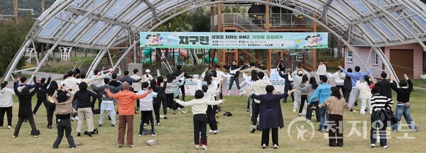 지난 25일 강원 양구 한빈도섬에서 양구 DMZ생태관광협회, 양구군청, 국제청년평화그룹(IPYG), 지구런이 공동으로 주최한 DMZ 평화걷기 행사 참석자들이 준비운동을 하고 있다. (청년자원봉사단 위아원) ⓒ천지일보 2025.10.26.