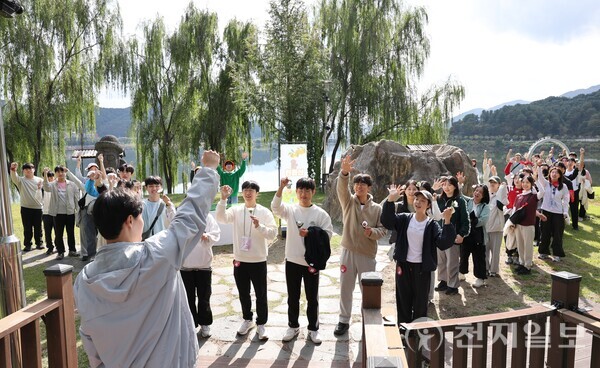 ‘2025 지구런 생명을 지키는 DMZ 한반도 평화걷기’ 행사가 지난 25일 강원도 양구 한반도섬에서 열린 가운데 행사 참가자들이 기념촬영을 하고 있다.(제공: ⓒ천지일보 2025.10.26.