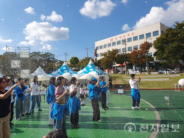 남도영화제 세 번째 날인 지난 25일 ‘남도영화제 시즌2 광양’이 첫 주말을 맞이해 광양 시내 곳곳에서 축제 분위기를 이어 갔다. 사진은 무소음 디제잉 파티 모습. (제공: 남도영화제집행위원회) ⓒ천지일보 2025.10.26.