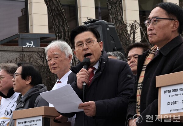 [천지일보=이시문 기자] 황교안 전 국무총리가 5일 오후 헌법재판소에 윤석열 대통령에 대한 석방 및 탄핵심판 기각 선고를 바라는 100만명 서명 탄원서를 제출한 후 기자회견을 하고 있다. ⓒ천지일보 2025.03.05.